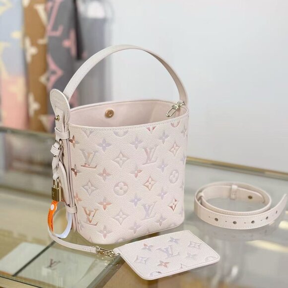 Classic Louis Vuitton Bag: A Stylish and Versatile Choice for Elegance - Picture 3 of 6